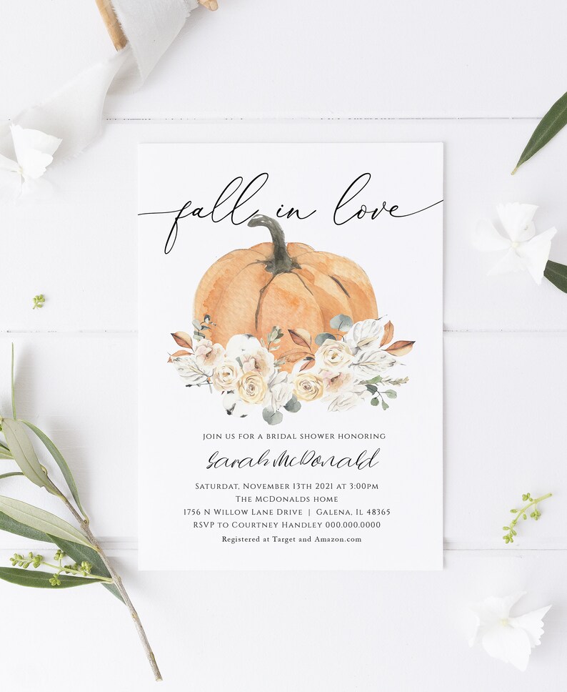 Puede incluir: Invitaci&oacute;n a una despedida de soltera con el tema "Caer en el amor" con una ilustraci&oacute;n de acuarela de una calabaza con flores blancas y vegetaci&oacute;n. La invitaci&oacute;n incluye el nombre de la novia, la fecha, la hora y el lugar. Tambi&eacute;n se incluye la informaci&oacute;n de RSVP.