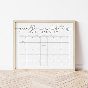 Puede incluir: Un calendario imprimible con el texto "guess the arrival date of Baby Handley" en la parte superior. El calendario es para julio y agosto y tiene un espacio para marcar la fecha de vencimiento.