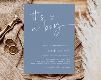 Könnte beinhalten: Eine blaue Babyparty-Einladung mit weißem Text, der "it's a boy" lautet, mit einem kleinen Herzen über dem Wort "boy". Die Einladung enthält die Details der Party, einschließlich Datum, Uhrzeit, Ort und RSVP-Informationen.