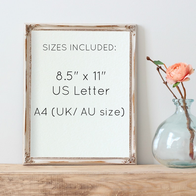 Puede incluir: Un marco blanco con detalles ornamentados contiene el texto "SIZES INCLUDED: 8.5" x 11" US Letter A4 (UK/ AU size)". A la derecha, un jarr&oacute;n de cristal con una flor color melocot&oacute;n.