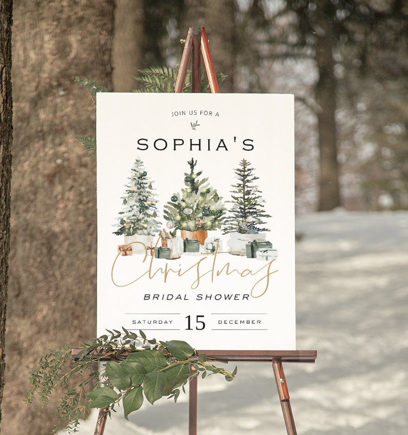 Puede incluir: Un cartel blanco con letras doradas anunciando la despedida de soltera navide&ntilde;a de Sophia para el s&aacute;bado 15 de diciembre. El cartel presenta una ilustraci&oacute;n de acuarela de tres &aacute;rboles de Navidad con regalos debajo.