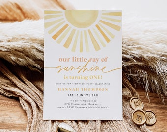 Könnte beinhalten: Eine weiße Einladungskarte mit einer Aquarell-Illustration einer gelben Sonne. Der Text lautet "our little ray of sunshine is turning ONE!"  Feiern Sie mit uns den Geburtstag von Hannah Thompson, Sa 17. Juni, 14:00 Uhr. The Smith Residence, 276 Willow Lane, Galena, IL. Bitte melden Sie sich bei Courtney unter 000.000.0000 an.