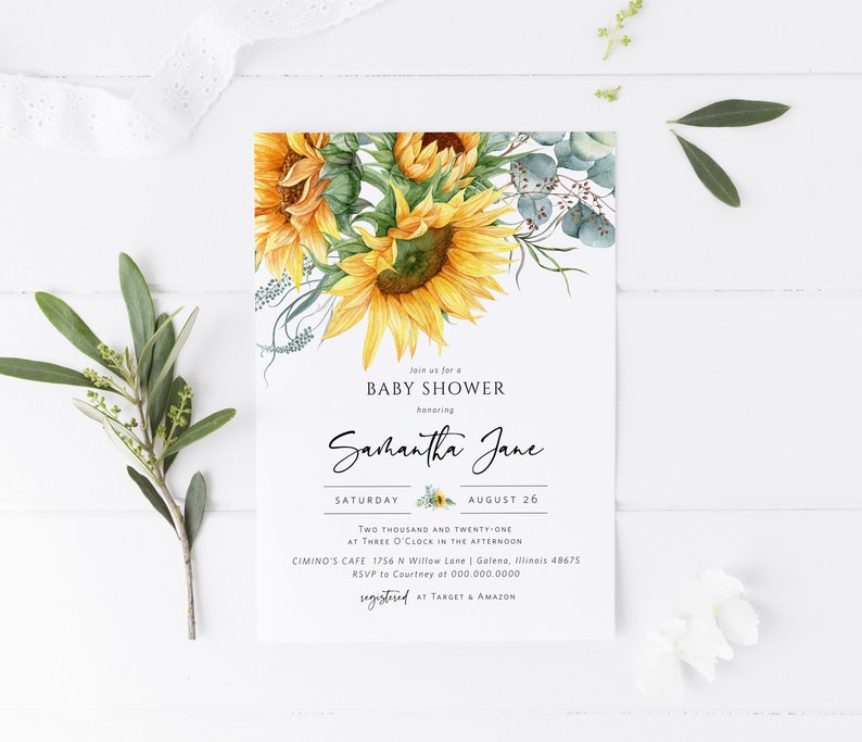 Pu&ograve; includere: Un invito a un baby shower con un'illustrazione ad acquerello di girasoli e foglie di eucalipto. L'invito &egrave; per Samantha Jane ed &egrave; previsto per il 26 agosto alle 15:00 presso il Cimino's Cafe a Goleno, Illinois. RSVP a Courtney al 000.000.0000. L'invito indica anche che i regali sono registrati su Target e Amazon.