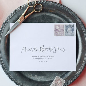 Puede incluir: Un sobre blanco con una dirección escrita a mano para Mr. y Mrs. Robert Mc Donald, 17564 N Fairview Road, Forreston, Illinois 56473. El sobre tiene un sello postal de Estados Unidos de 3 centavos con un retrato de Abraham Lincoln.