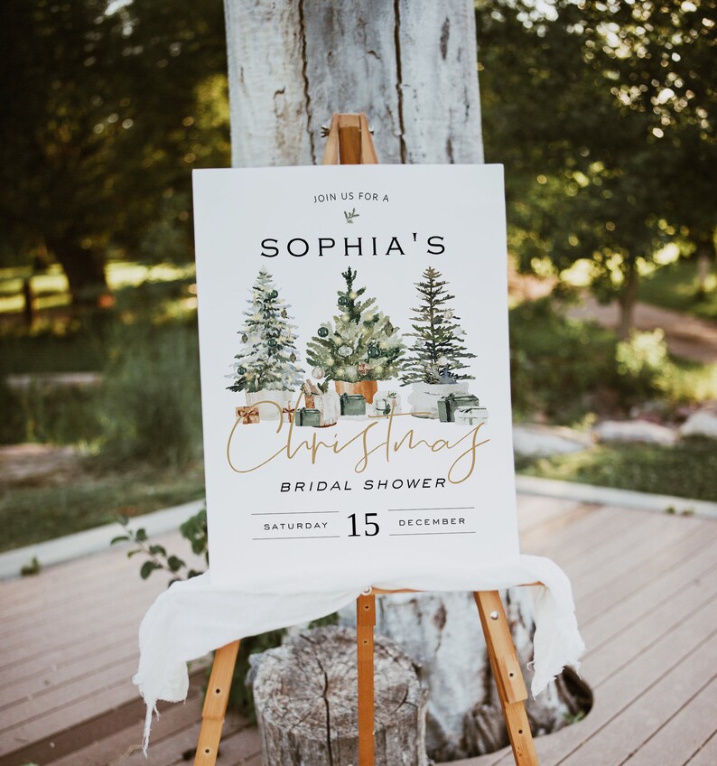 Puede incluir: Un cartel blanco con una ilustraci&oacute;n de acuarela de tres &aacute;rboles de Navidad y regalos. El texto dice "Join us for a Sophia's Christmas Bridal Shower, Saturday 15 December".