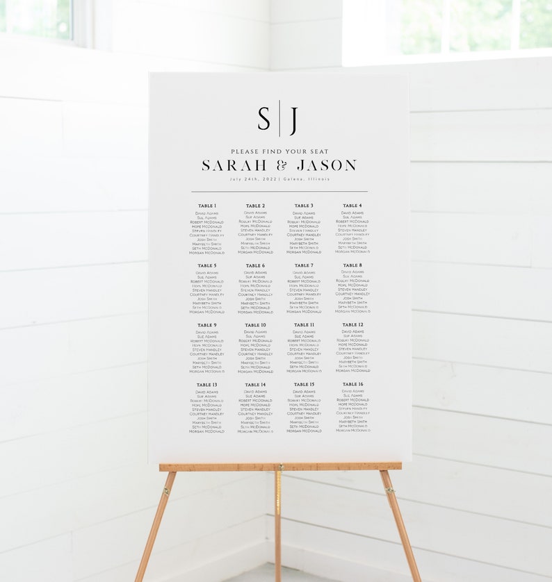 K&ouml;nnte beinhalten: Ein wei&szlig;er Hochzeitssitzplan mit schwarzem Text. Der Plan listet die Tische mit den Namen der G&auml;ste auf, darunter David Adams, Sue Adams, Robert McDonald und Courtney Manley. Der Plan ist mit "Bitte finden Sie Ihren Platz" und "Sarah & Jason" betitelt, mit dem Datum "24. Juli 2022" und dem Ort "Galena, Illinois".