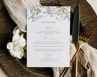 Puede incluir: Un menú de cena de boda con un diseño floral. El menú incluye aperitivos, plato principal y postre. Los aperitivos son Tarta de Queso de Cabra, Cebolla Roja y Berenjena, el plato principal es Filete Mignon a la Parrilla Servido con Champiñones Salteados, y el postre es Pastel de Boda.