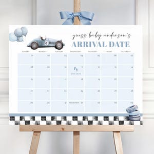 Puede incluir: Calendario azul claro para la fecha de llegada del bebé con una ilustración de un coche de carreras vintage y globos. El calendario incluye el texto "guess baby anderson's ARRIVAL DATE". El borde inferior tiene un patrón de cuadros blanco y negro.