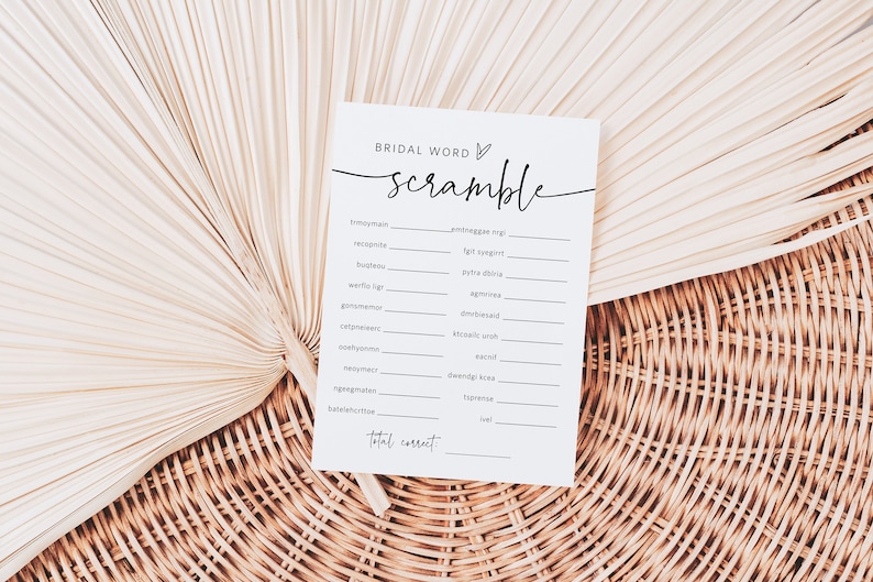 Puede incluir: Un juego de despedida de soltera imprimible con el t&iacute;tulo "Bridal Word Scramble". El juego presenta una lista de palabras relacionadas con las bodas, como "ramo", "velo" y "recepci&oacute;n", que deben ser descifradas.