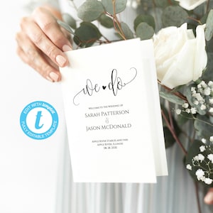 Puede incluir: Un programa de boda blanco con el texto "We do" en letra cursiva negra. El programa también incluye los nombres de la novia y el novio, Sarah Patterson y Jason McDonald, la fecha de la boda, 28 de agosto de 2020, y la ubicación, Apple River Stables and Inn, Apple River, Illinois.