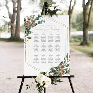 Puede incluir: Un plano de asientos de boda blanco sobre un caballete negro, con detalles geométricos dorados e ilustraciones florales. El gráfico muestra los nombres de los invitados y los números de mesa, con los nombres "Sophia & Anthony". La fecha es 05.10.202X.