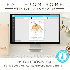 Op de afbeelding: Een computerscherm waarop een herfstthema-uitnodigingstemplate wordt weergegeven met een pompoen en de tekst "fall in love". De uitnodiging is bewerkbaar en kan direct worden gedownload. De tekst "EDIT WITH templett FULLY EDITABLE TEMPLATE" wordt weergegeven op een blauwe cirkel met een witte letter "t" in het midden.