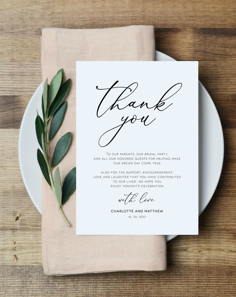 Puede incluir: Una tarjeta de agradecimiento blanca con caligraf&iacute;a negra que dice "gracias". La tarjeta tiene un mensaje agradeciendo a los invitados por su apoyo y amor en una recepci&oacute;n de boda. La tarjeta est&aacute; firmada "Charlotte y Matthew" y la fecha "10. 20, 2022".