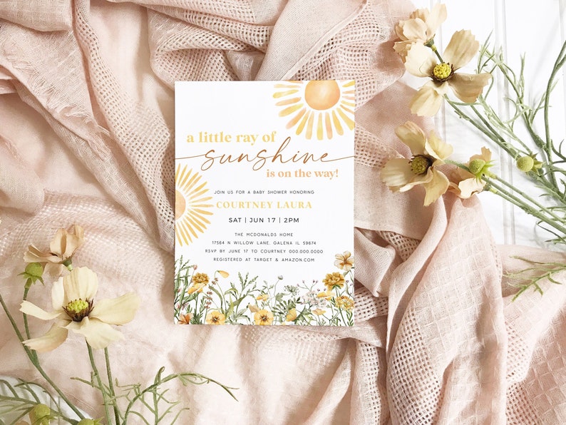 K&ouml;nnte beinhalten: Eine Babyparty-Einladung mit einer gelben Sonne und Blumen. Der Text lautet "a little ray of sunshine is on the way!"  Schlie&szlig;en Sie sich uns zu einer Babyparty zu Ehren von Courtney Laura an. Sa 17. Juni | 14:00 Uhr. The McDonalds Home. 17584 Willow Lane, Galena IL 58974. RSVP bis zum 17. Juni an Courtney 000 000 0000. Registriert bei Target & Amazon.com