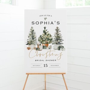 Puede incluir: Un cartel blanco con una ilustraci&oacute;n de acuarela de tres &aacute;rboles de Navidad con regalos debajo. El cartel dice "Join us for a Sophia's Christmas Bridal Shower, Saturday 15 December".