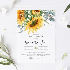 Pu&ograve; includere: Un invito a un baby shower a tema girasole con il testo "Join us for a Baby Shower honoring Samantha Jane" e i dettagli dell'evento, tra cui data, ora e luogo. L'invito include anche il testo "registered at Target & Amazon".