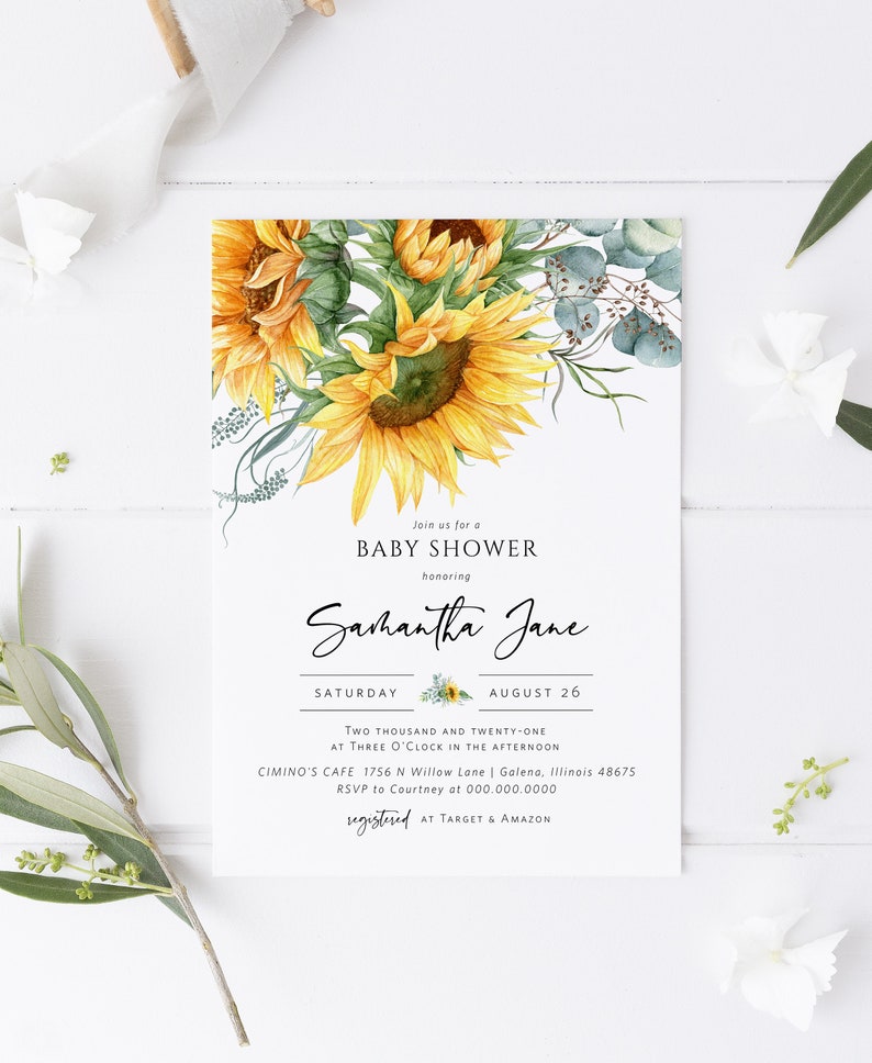 Pu&ograve; includere: Un invito a un baby shower a tema girasole con il testo "Join us for a Baby Shower honoring Samantha Jane" e i dettagli dell'evento, tra cui data, ora e luogo. L'invito include anche il testo "registered at Target & Amazon".