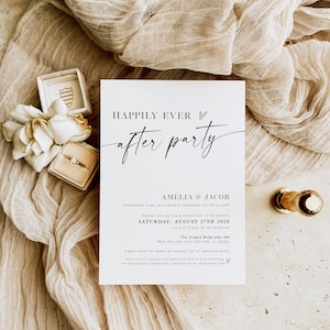 Könnte beinhalten: Eine weiße Hochzeitseinladung mit schwarzem Text, darunter "Happily Ever After Party". Sie listet die Namen Amelia & Jacob, das Datum, die Uhrzeit und den Ort der Rezeption auf. Eine Ringbox, ein Ring und Blumen sind im Hintergrund zu sehen.