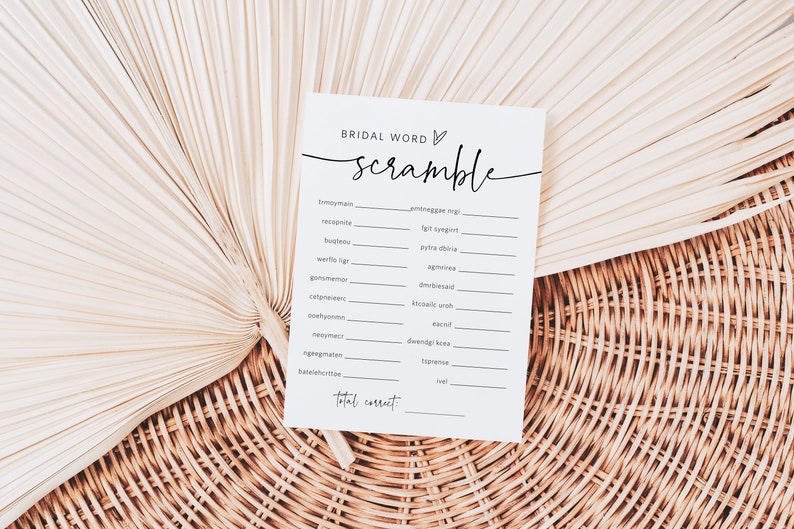 Puede incluir: Un juego de despedida de soltera imprimible con el t&iacute;tulo "Bridal Word Scramble". El juego presenta una lista de palabras relacionadas con las bodas, como "recepci&oacute;n", "ramo" y "anillo de compromiso", que deben ser descifradas.