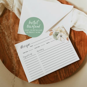 Puede incluir: Tarjeta de receta imprimible con fondo blanco y texto negro. La tarjeta tiene secciones para el tiempo de preparaci&oacute;n, el tiempo de cocci&oacute;n, de, sirve, ingredientes e instrucciones. La tarjeta est&aacute; decorada con una ilustraci&oacute;n de acuarela de calabazas y hojas de oto&ntilde;o.