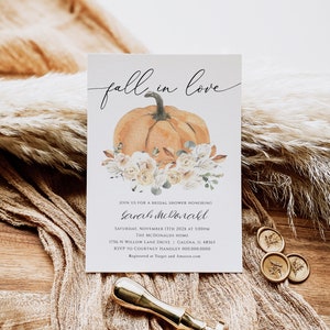 Op de afbeelding: Een bruidsdouche-uitnodiging met het thema "Verliefd op de herfst" met een aquarel-pompoen en bloemenontwerp. De uitnodiging bevat de datum, tijd, locatie en RSVP-informatie voor de bruidsdouche van Sarah McDonald.