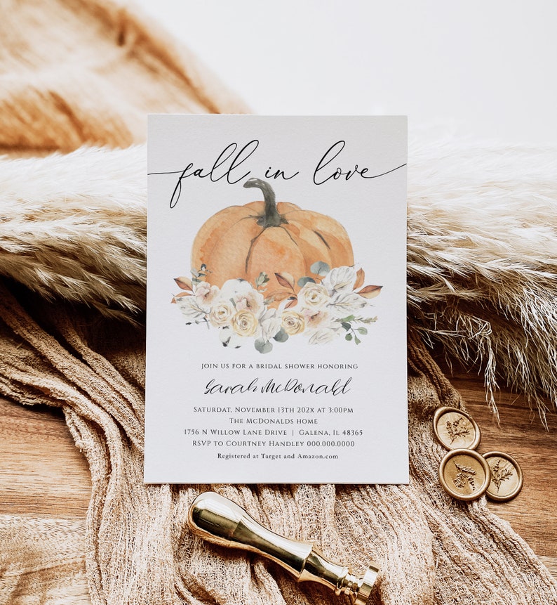 Op de afbeelding: Een bruidsdouche-uitnodiging met het thema "Verliefd op de herfst" met een aquarel-pompoen en bloemenontwerp. De uitnodiging bevat de datum, tijd, locatie en RSVP-informatie voor de bruidsdouche van Sarah McDonald.