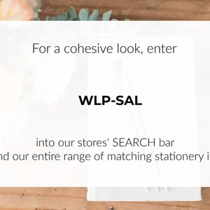 以下が含まれることがあります： 「統一感のある外観にするには、WLP-SAL をストアの検索バーに入力して、当店のマッチングステーショナリーアイテムの全範囲を見つけてください。」というテキストが書かれた白いカードです。