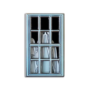 Puede incluir: Un pin de esmalte rectangular que presenta un marco de ventana azul claro con doce paneles. Detr&aacute;s del cristal, se ven figuras de fantasmas blancas con contornos negros sobre un fondo oscuro, creando un efecto de capas en la ventana.