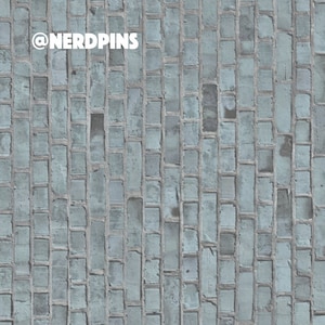 Puede incluir: Un patr&oacute;n repetitivo de ladrillos rectangulares de color azul claro dispuestos en una disposici&oacute;n vertical de aparejo a la inglesa. La superficie presenta una textura desgastada con juntas de mortero gris visibles. El texto @NERDPINS aparece en blanco.