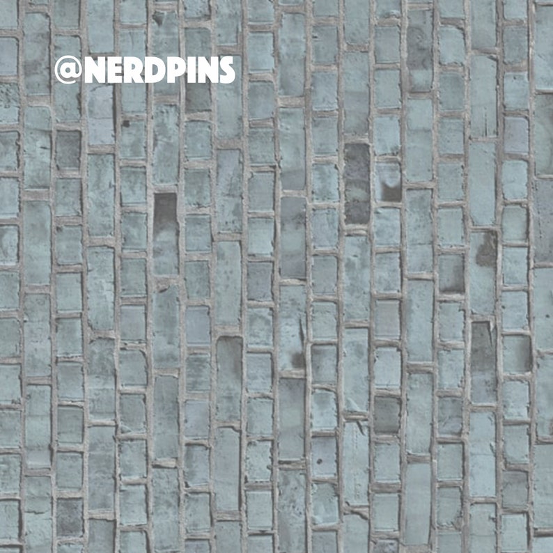 Puede incluir: Un patr&oacute;n repetitivo de ladrillos rectangulares de color azul claro dispuestos en una disposici&oacute;n vertical de aparejo a la inglesa. La superficie presenta una textura desgastada con juntas de mortero gris visibles. El texto @NERDPINS aparece en blanco.