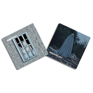 Puede incluir: Dos pines cuadrados de esmalte con im&aacute;genes de fantasmas. Un pin muestra un fantasma tras una ventana en una pared de ladrillo con el texto @NERDPINS. El segundo pin muestra un fantasma en una zona boscosa oscura con el texto NERDPINS.NET abajo.
