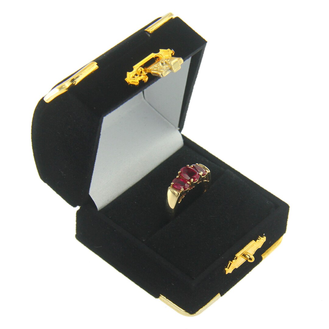 Luxury Black Velvet Engagement Ring Box – Elegant & Timeless Presentation