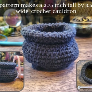 Puede incluir: Un caldero de crochet gris oscuro, de 2,75 pulgadas de alto y 3,5 pulgadas de ancho. El caldero está sobre una superficie de madera.