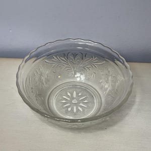 SANDWICH GLASS Serving Bowl ~ Vintage Anchor Hocking 6.5” Bowl - MORE