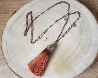 Lange Doppelhalskette mit großer rostbrauner Seidenquaste, Tohoperlen und Metallcharms. Einzigartige Boho Zigeuner Quaste Anhänger Halskette