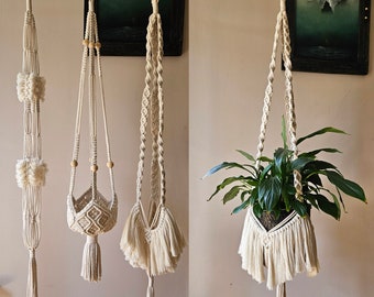 Cintre de plante en macramé avec frange. Porte-plantes en macramé crème clair/blanc. Pot de plante suspendu d’intérieur. Panier suspendu bohème. Décoration d'intérieur bohème.