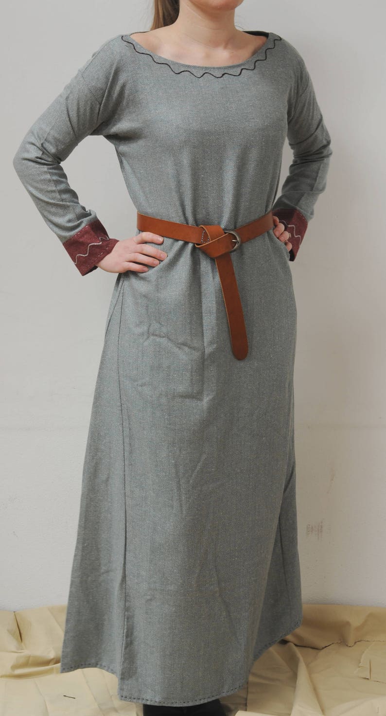 Pronto per la consegna Abito medievale in lana da donna con Etsy Pronto per la consegna Abito medievale in lana da donna con Etsy