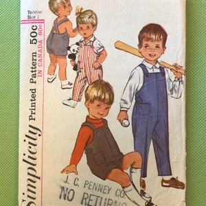 Może przedstawiać: Wzorzec szycia vintage Simplicity do dziecięcych ogrodniczek. Wzorzec jest dla rozmiaru 1 i kosztuje 50 centów. Okładka wzorca przedstawia cztery ilustracje chłopców w ogrodniczkach. Tekst na okładce brzmi "Simplicity Printed Pattern 50c IN CANADA 60c 6063 J.C. PENNEY CO. NO RETURNS."