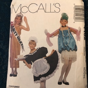 Puede incluir: Un patrón de costura para disfraces de niños. El patrón incluye instrucciones para hacer una reina de belleza, una criada, una flapper y una bailarina. El patrón es de McCall's y el número de patrón es 9462.