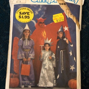 Könnte beinhalten: Ein Simplicity-Schnittmuster für Kinder-Halloweenkostüme. Das Schnittmuster enthält drei Kostüme: einen Teufel, einen Engel und einen Zauberer. Das Schnittmuster ist für die Größen 6-8. Das Schnittmuster kostet 3,75 €.