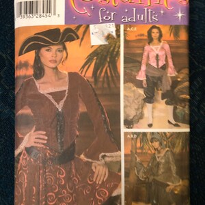 Puede incluir: Un patrón de costura para disfraces de adultos. El patrón es para un disfraz de pirata e incluye una blusa, una falda y un sombrero. El patrón es de Simplicity y es de talla HH 6, 8, 10, 12. El número del patrón es 4914.