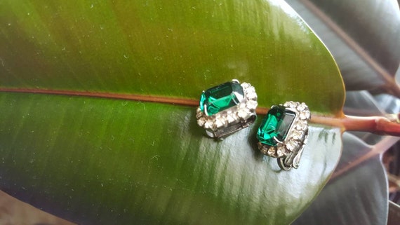 VTG emeral green rhine stone clip on earrings