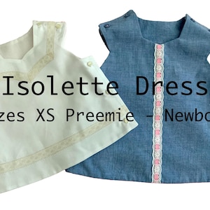 Puede incluir: Dos vestidos de bebé sin mangas, uno blanco con ribete de encaje y otro azul con ribete de encaje rosa y blanco. Los vestidos están etiquetados como "Isolette Dress" y "Sizes XS Preemie - Newborn".