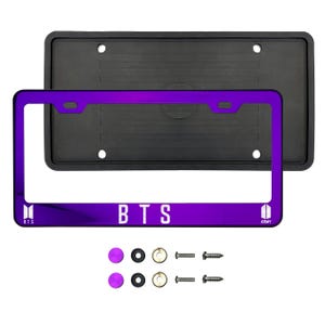 Puede incluir: Marco de matrícula de metal morado con el texto "BTS" y el logotipo de BTS a la izquierda y el texto "ARMY" y el logotipo de ARMY a la derecha. El marco viene con dos tapas moradas, dos tapas negras, dos tapas doradas y cuatro tornillos.