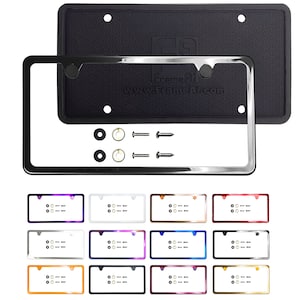Pode incluir: Moldura de placa de matrícula cromada com suporte de borracha preto e parafusos. A moldura está disponível em uma variedade de cores, incluindo roxo, branco, laranja, prata, azul, vermelho, dourado e rosa.
