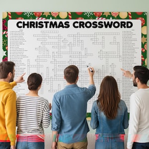 Op de afbeelding: Een grote kerstkruiswoordpuzzel met een feestelijke rand van zuurstokken, kerstballen en sneeuwvlokken. Verschillende mensen staan rond de puzzel, wijzen en schrijven erop. De kruiswoordpuzzel heeft de titel "CHRISTMAS CROSSWORD".