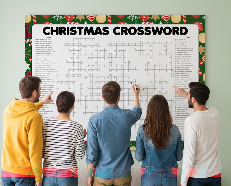 Op de afbeelding: Een grote kerstkruiswoordpuzzel met een feestelijke rand van zuurstokken, kerstballen en sneeuwvlokken. Verschillende mensen staan rond de puzzel, wijzen en schrijven erop. De kruiswoordpuzzel heeft de titel "CHRISTMAS CROSSWORD".