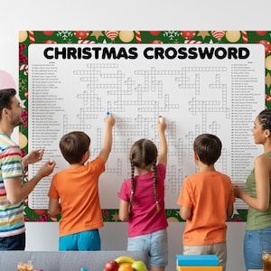 Op de afbeelding: Een grote kerstpuzzel met een feestelijke rand van ornamenten en hulst. De titel "CHRISTMAS CROSSWORD" staat prominent weergegeven. Verschillende mensen staan rond de puzzel, sommigen houden stiften vast, wat duidt op een gezamenlijke activiteit. Ballonnen zijn zichtbaar op de achtergrond.
