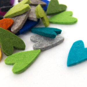 quadu 25 colorful felt hearts 30 mm image 1