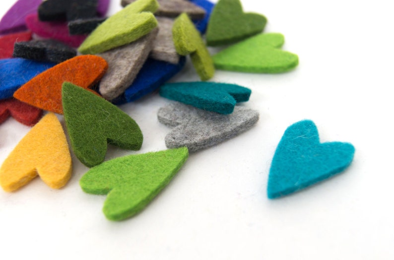 quadu 25 colorful felt hearts 30 mm image 1